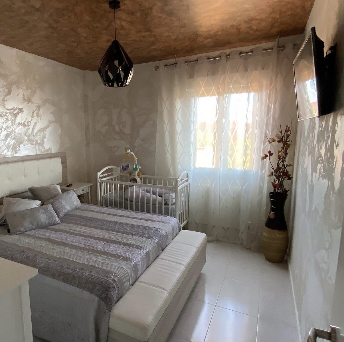 Pintura decorativa aplicada en dormitorio