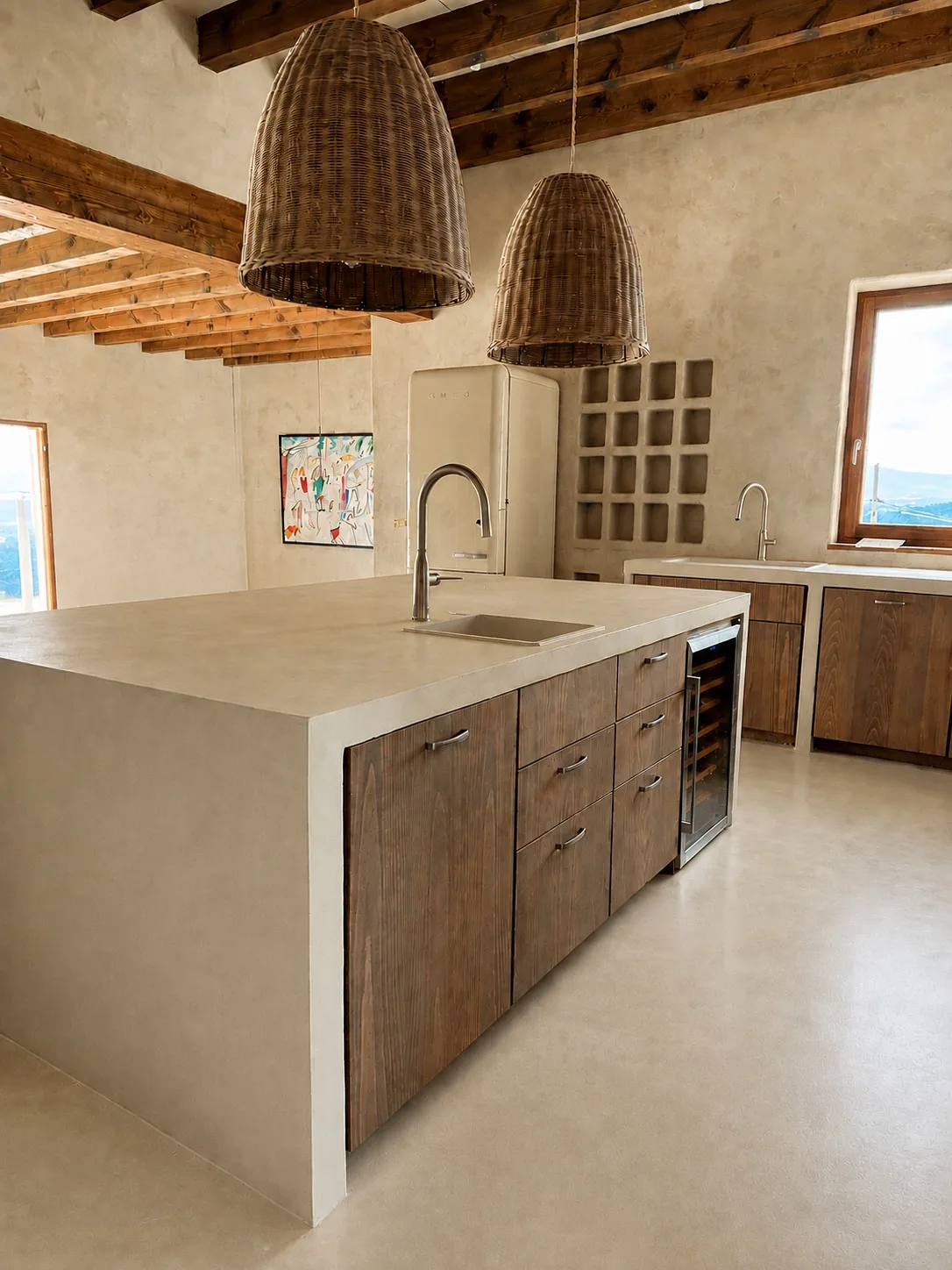 Revestimientos decorativos a medida en cocina con isla y mobiliario de madera