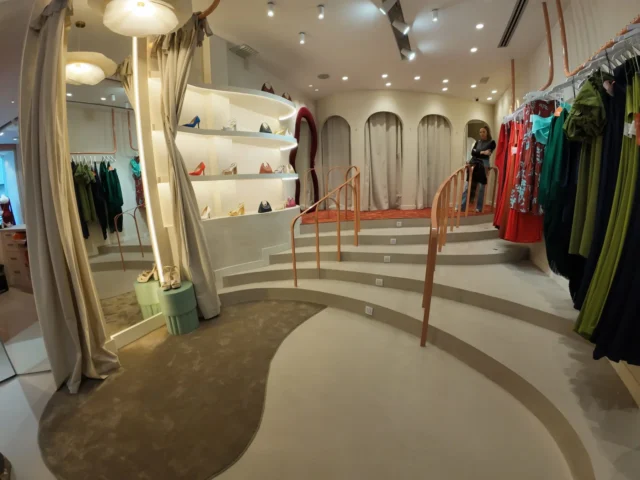 Interior de boutique con revestimientos decorativos en tonos neutros