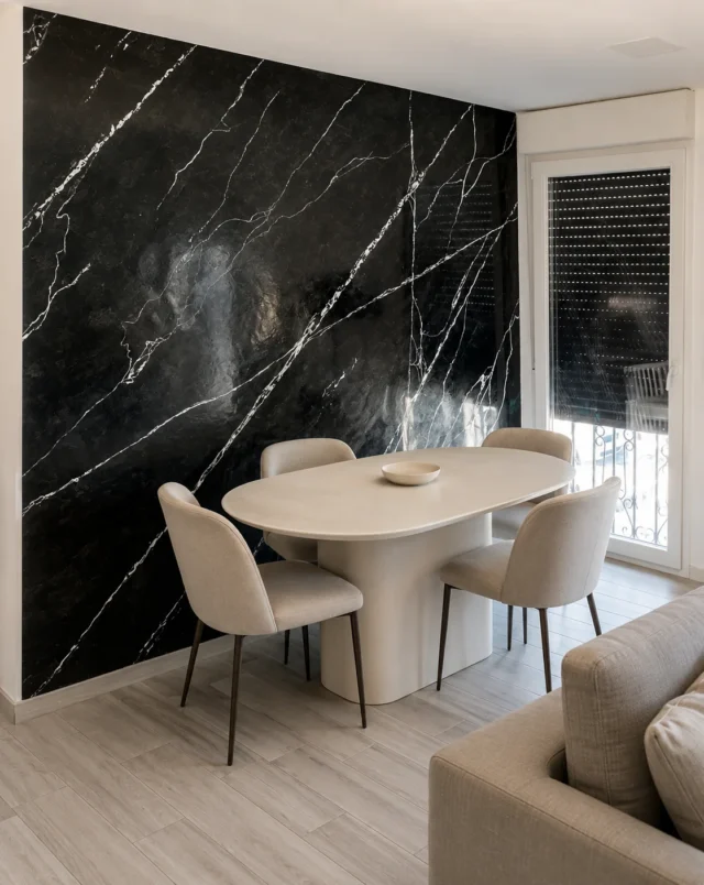 Comedor con acabado decorativo de efecto mármol oscuro