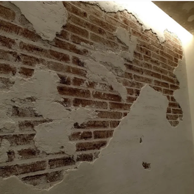 Pared decorativa con ladrillo visto y efecto envejecido