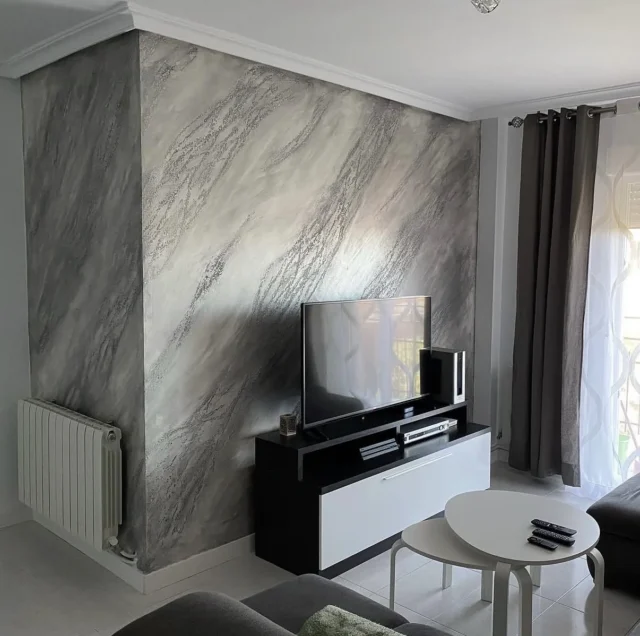 Salón con pintura decorativa de efecto mineral en pared
