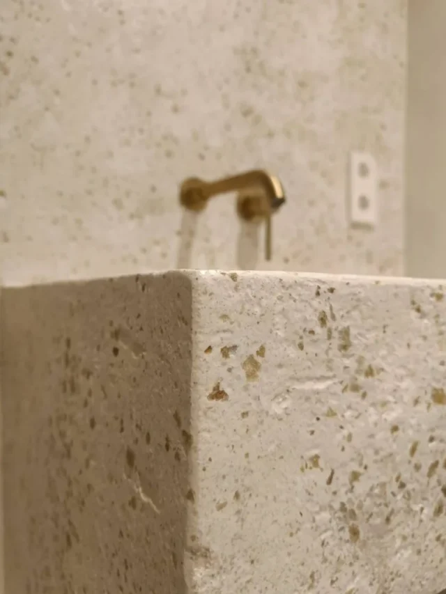 Detalle de revestimiento mineral en lavabo de piedra