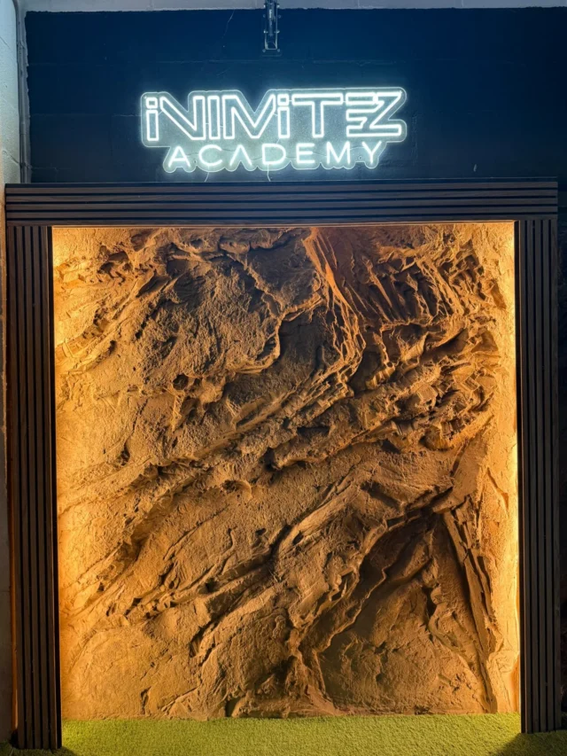 Relieve de roca decorativa iluminado en Nimte Academy
