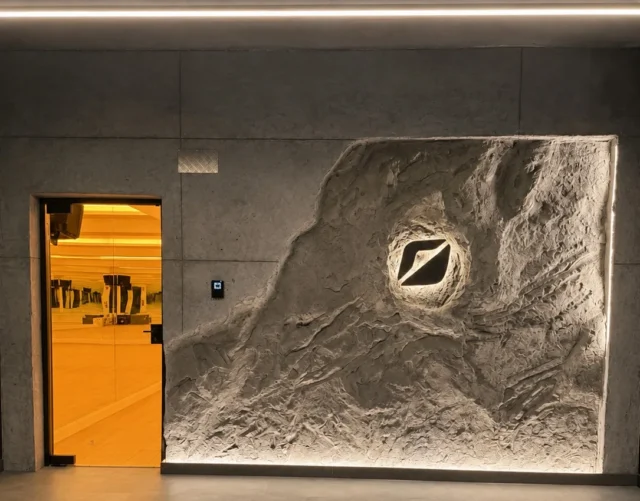 Roca decorativa con relieve oscuro e iluminación integrada