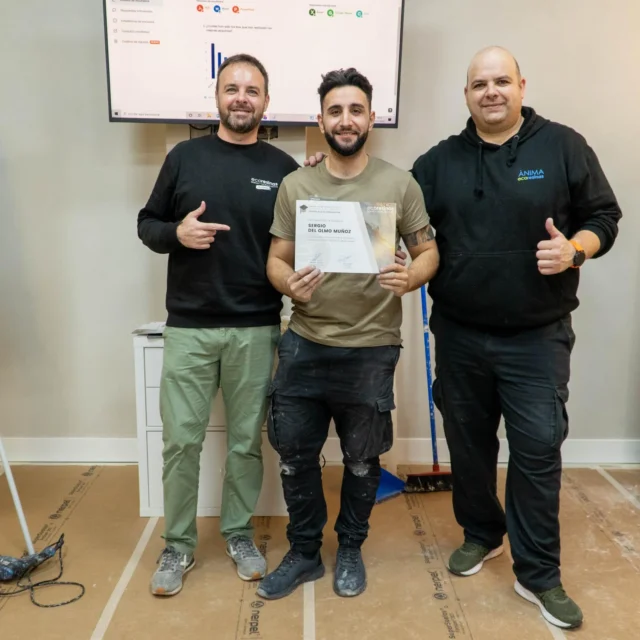 Sergio del Olmo con un certificado de formación en Ecoresinas junto a dos profesionales