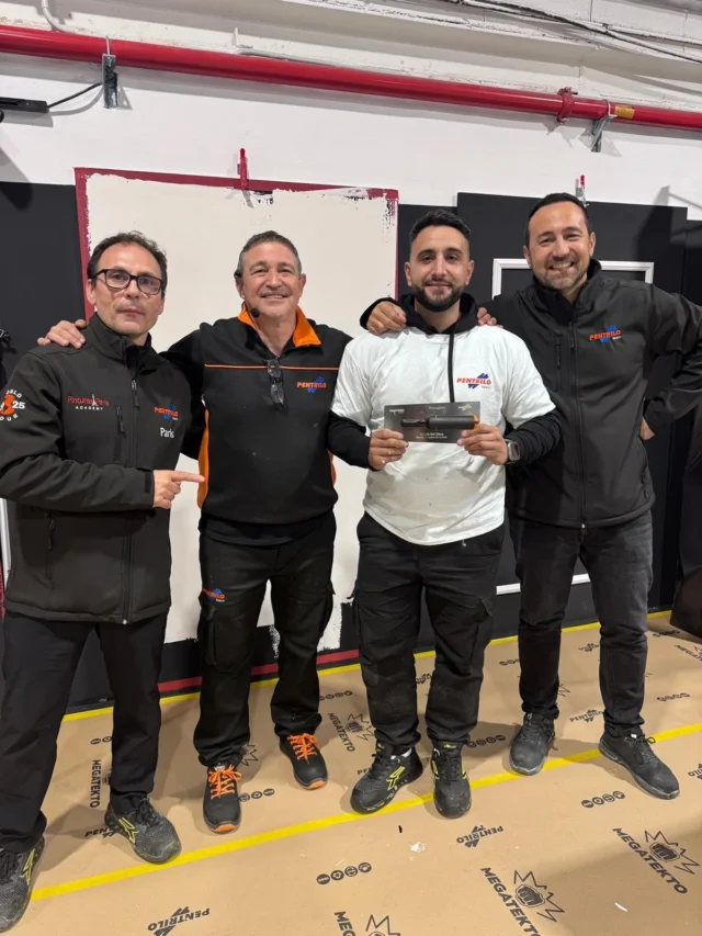 Sergio del Olmo junto a profesionales de Pentrilo durante una actividad formativa